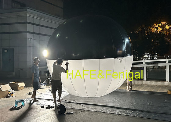 映画制作者が 膨らませられる球状LED2色気球を吊るす