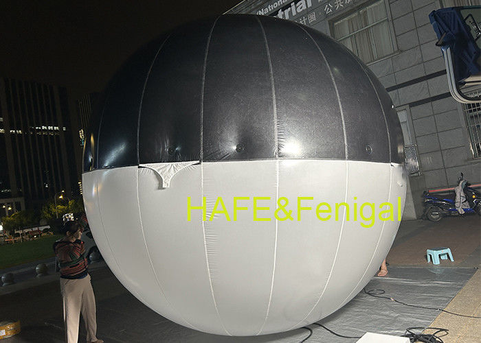 映画制作者が 膨らませられる球状LED2色気球を吊るす